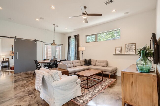 Building Photo - Home for Lease In East Downtown Austin Holly District