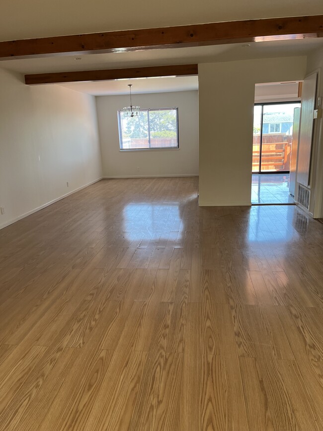 Living and dining room - 3942 Crofton Way