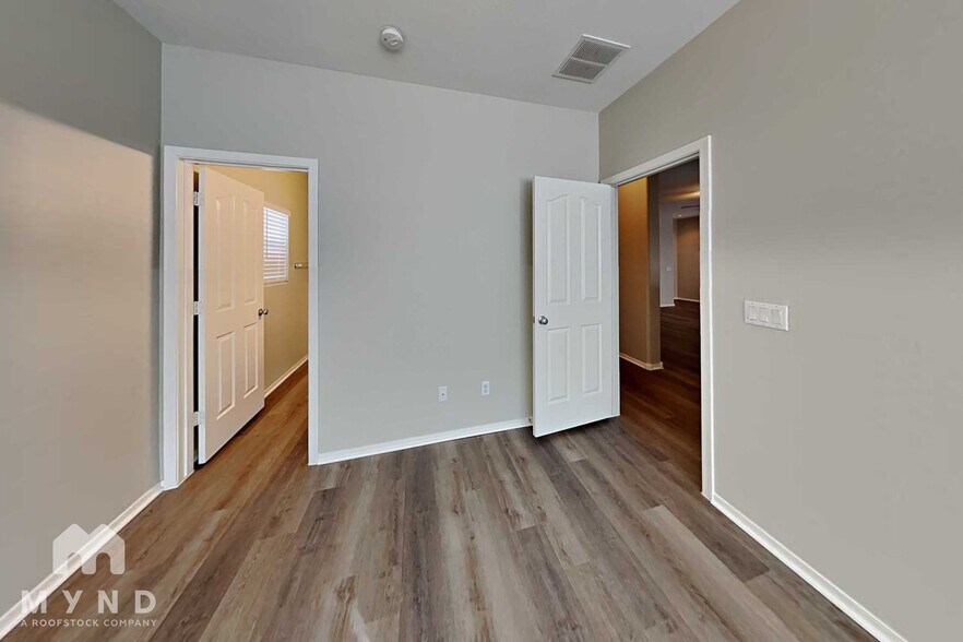 Building Photo - 15219 W Shaw Butte Dr