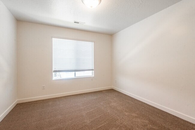 Building Photo - 461 S Day Dream Ln