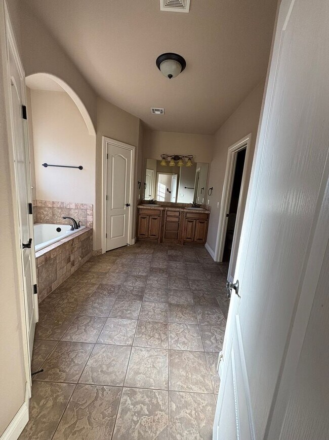 Building Photo - Beautiful 3 Bedroom, 2 Bathroom Home in Persimmon Place!