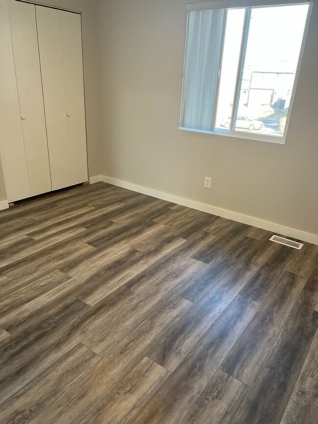 Building Photo - REMODELED TWO BED TOWNHOME!!