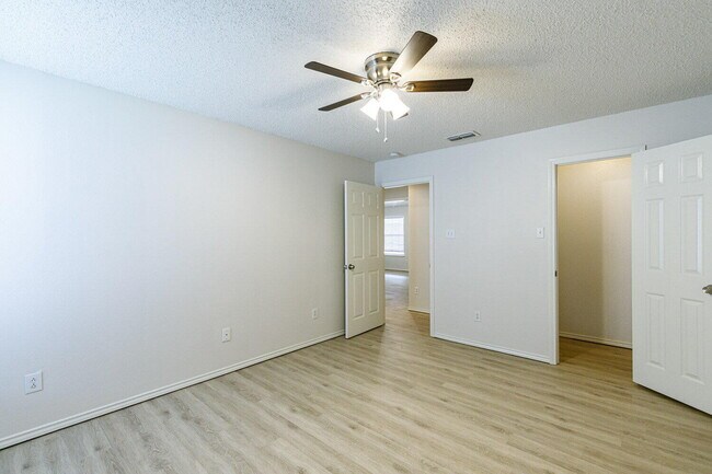 Building Photo - 10106 Englewood Ave