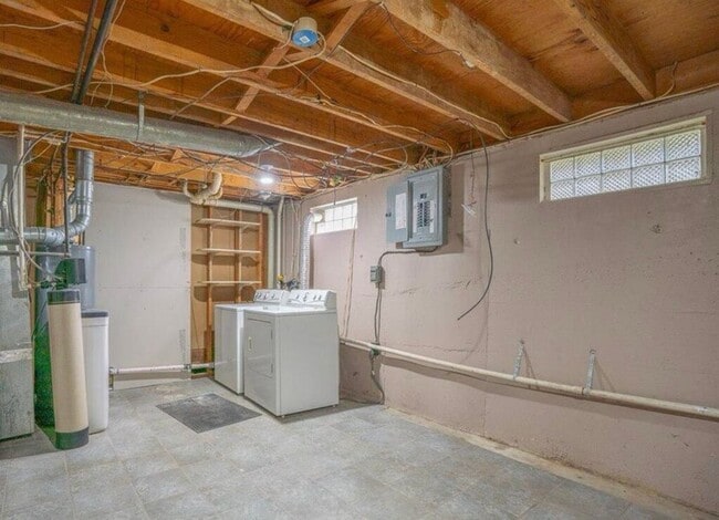 Building Photo - Updated Hillview Home! 3BR/2BA with Basement!