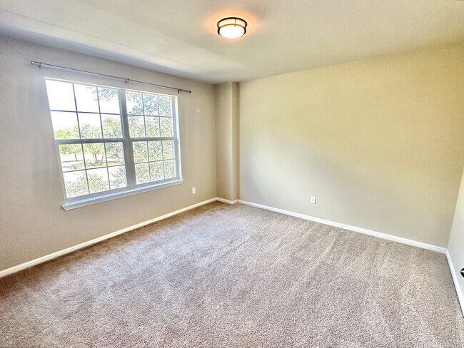 Building Photo - Stunning 4-Bedroom Home in the Desirable S...