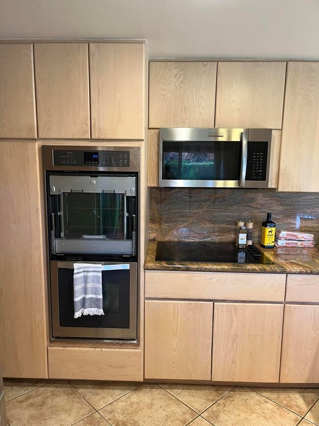 Building Photo - 555 W Baristo Rd