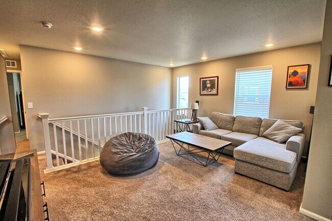 Building Photo - 3 bed 2.5 bath Castle Rock Townhome in the Meadows