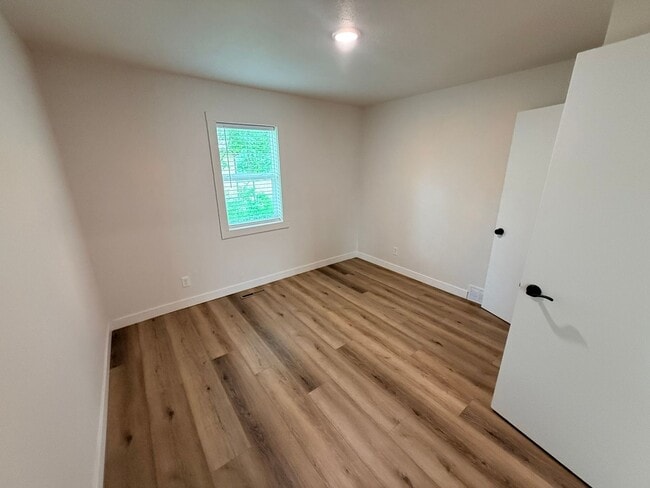 Building Photo - Updated 2-Bedroom Home with Oversized 1-Car Garage in Central Loveland