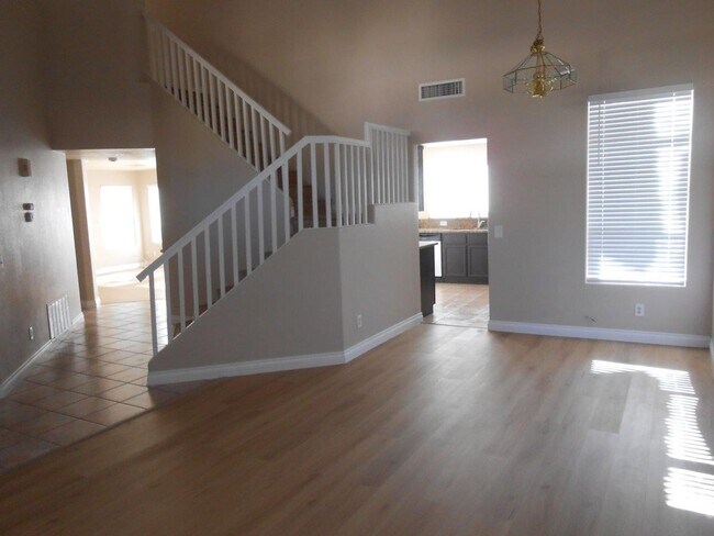 Building Photo - Great 2 Story Home in the NW