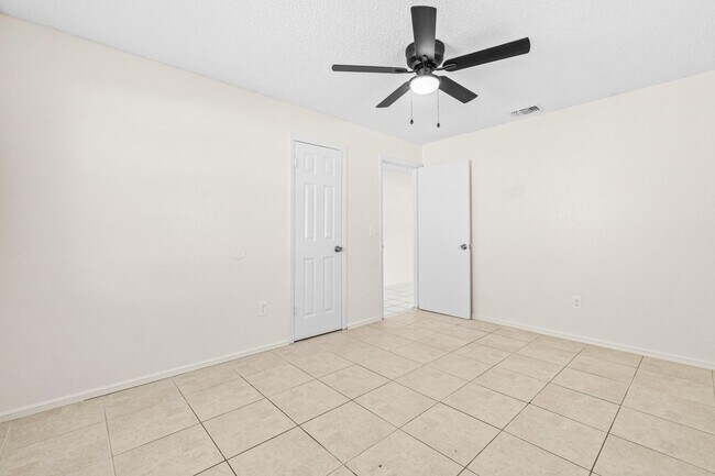 Building Photo - 4869 Gulfstream Rd