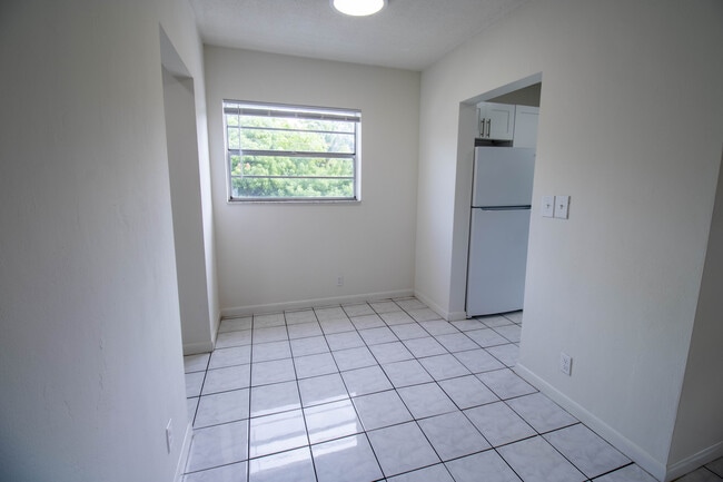 Kitchen Entry - 2537 Lincoln St