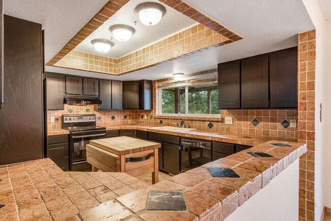 Building Photo - Spacious Bi-Level Home with Mountain & Lak...