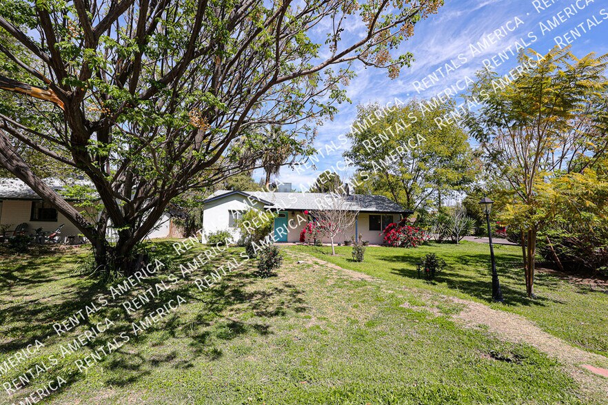 Building Photo - 1538 E Cedar St