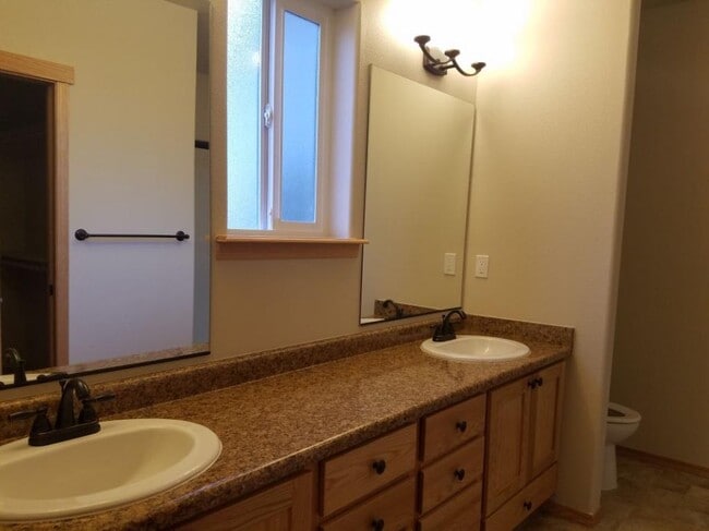 Building Photo - 1050 SW Princeton Pl