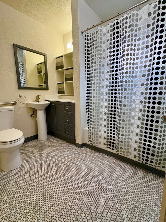 Building Photo - 502 Los Arboles Ave NW