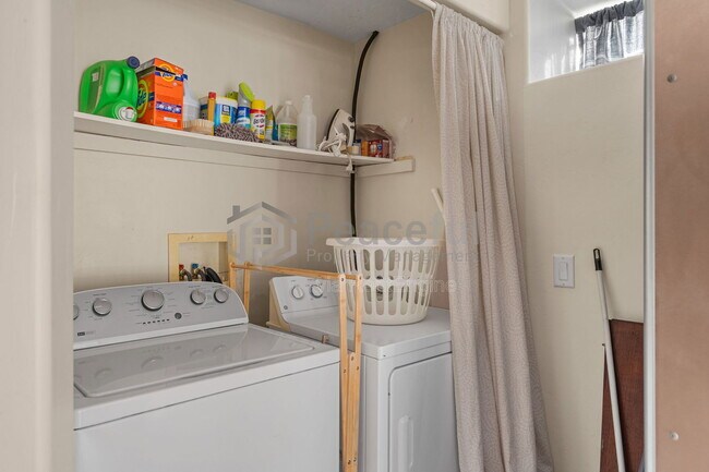 Building Photo - 322 E 6th Ave