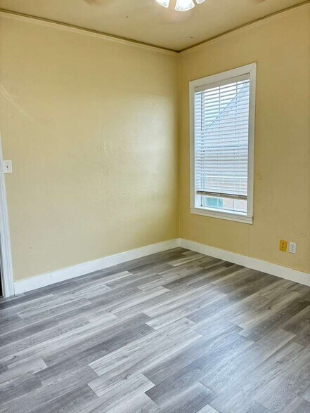 Building Photo - 1209 E Fortification St