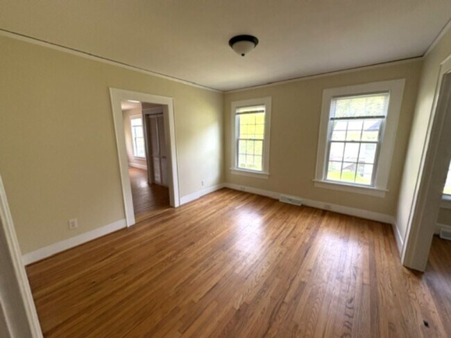 Building Photo - Newly Renovated - Large Backyard - 2/2 House!!