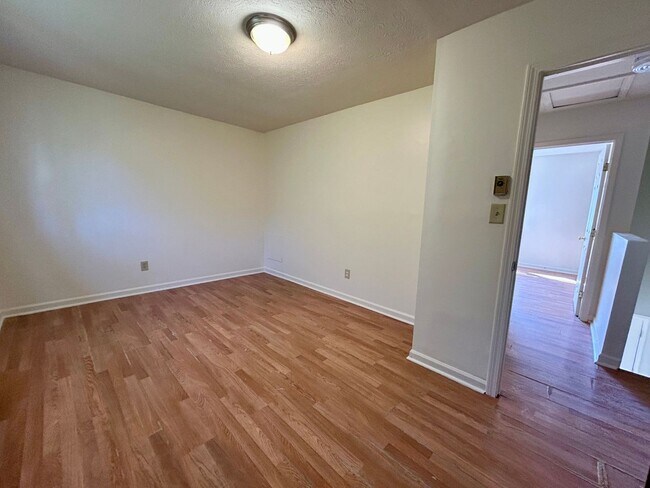 Building Photo - MAC190