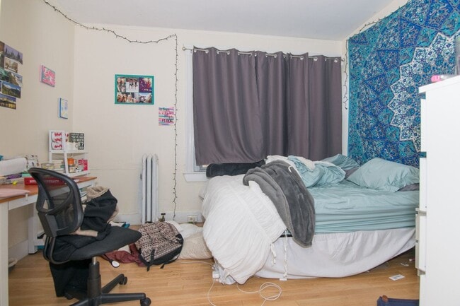 Building Photo - BROOKLINE 4 BED/1.5 BATH RIGHT ACROSS FROM B.U.!!!!