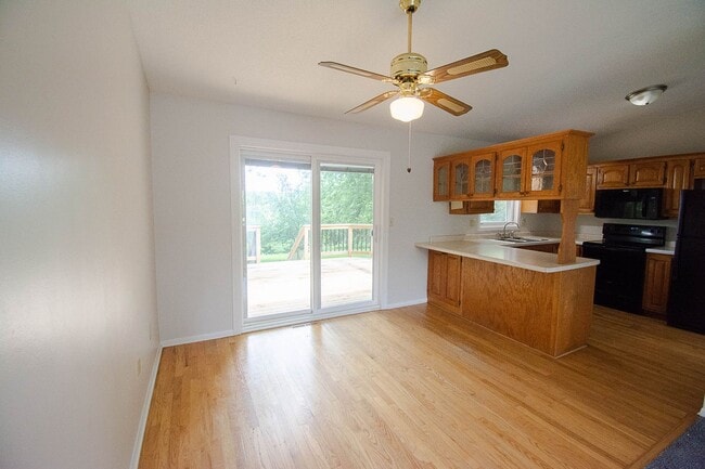 Building Photo - Updated 4br home with private backyard!