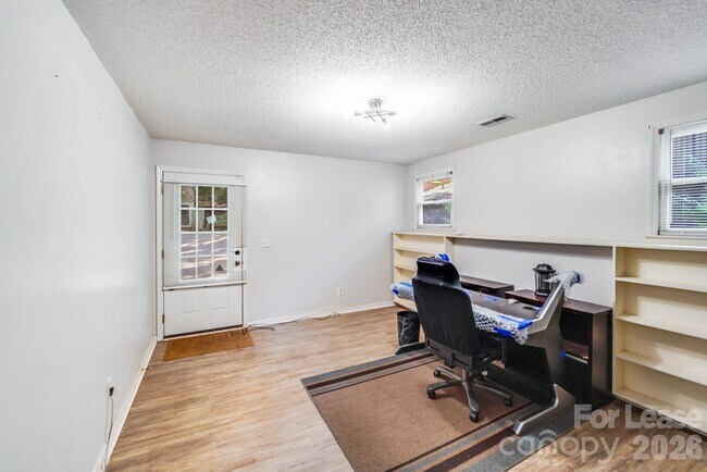 Building Photo - 2116 Bon Villa Way