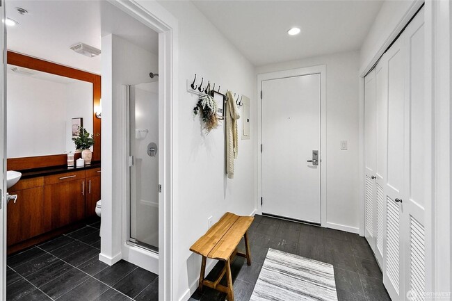 Building Photo - 2bd/2ba Seattle Condo