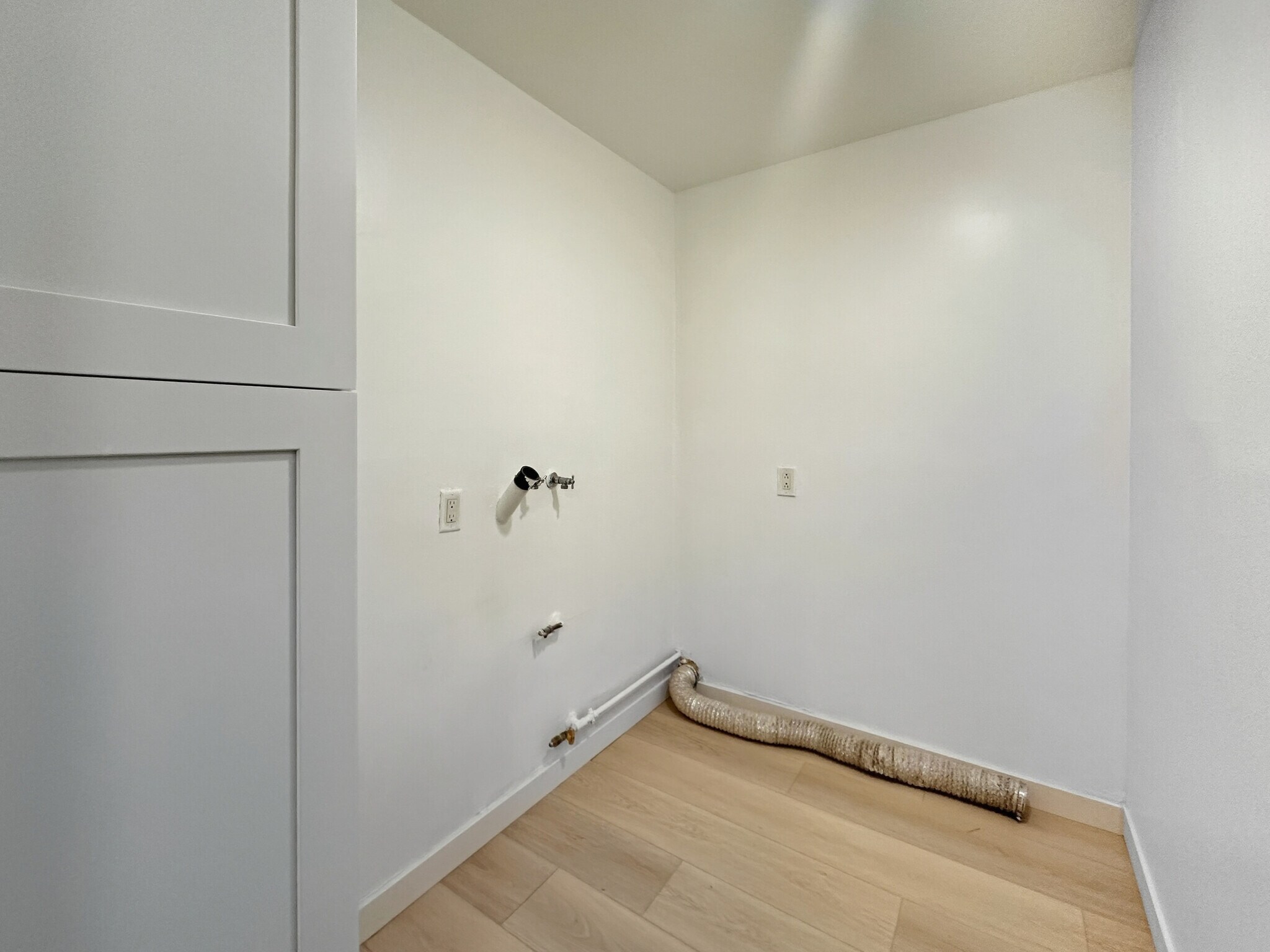 Pantry/Laundry w/ Washer Dryer Hookups - 727 E Tujunga Ave