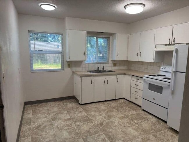 Building Photo - 4 Bedroom home