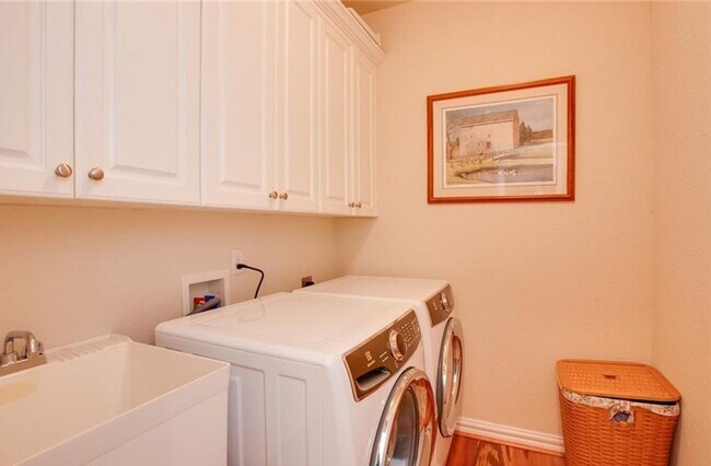 Building Photo - 3 Bedroom 2.5 Bath Townhouse style Condo in Great Neck