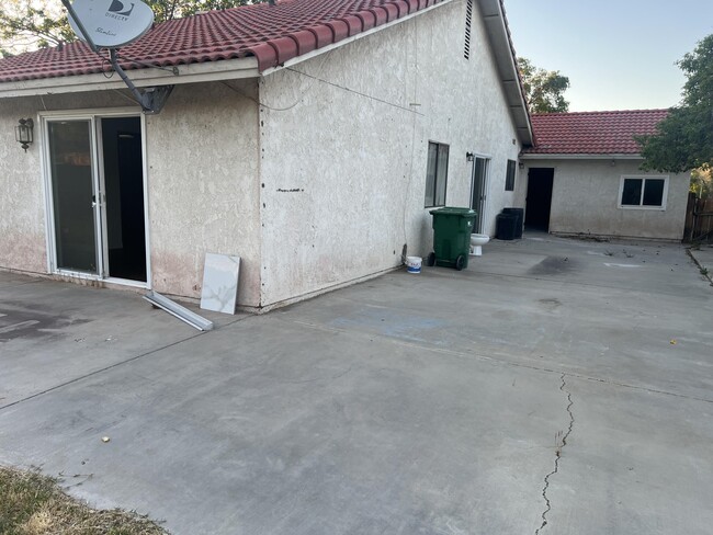 Building Photo - 1508 E Ave J2