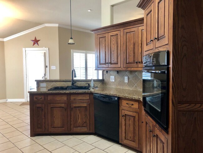 Building Photo - 4 Bedroom in South Lubbock