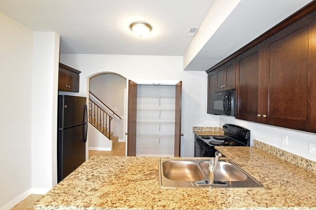 Building Photo - Shelby Twp - 3 Bedrooms, 2.5 Baths Townhouse, 2-Car Garage near Stony Creek Park