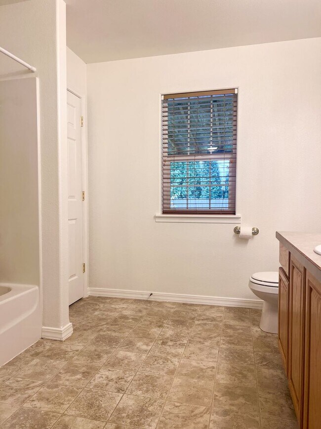 Building Photo - 3BD/2BA HOME W/GARAGE IN LEBANON