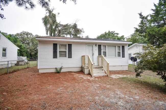 Building Photo - Available Now! 3 Bedroom 1.5 Bathroom- no ...