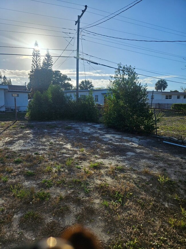 Building Photo - 838 Lewis Dr
