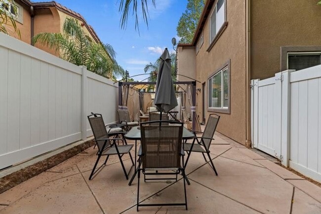 Building Photo - Beautiful 3 bedroom townhouse available fo...