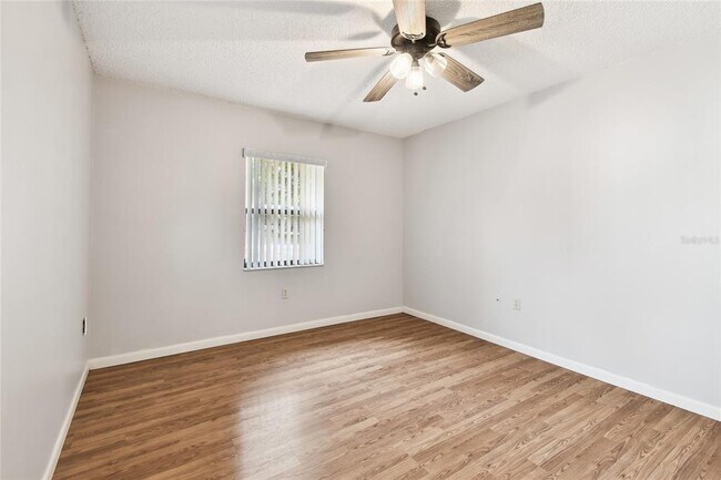 Building Photo - 1102 Shadowbrook Dr N