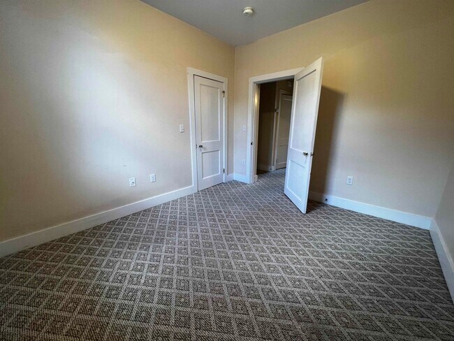 Building Photo - 9 Forest St