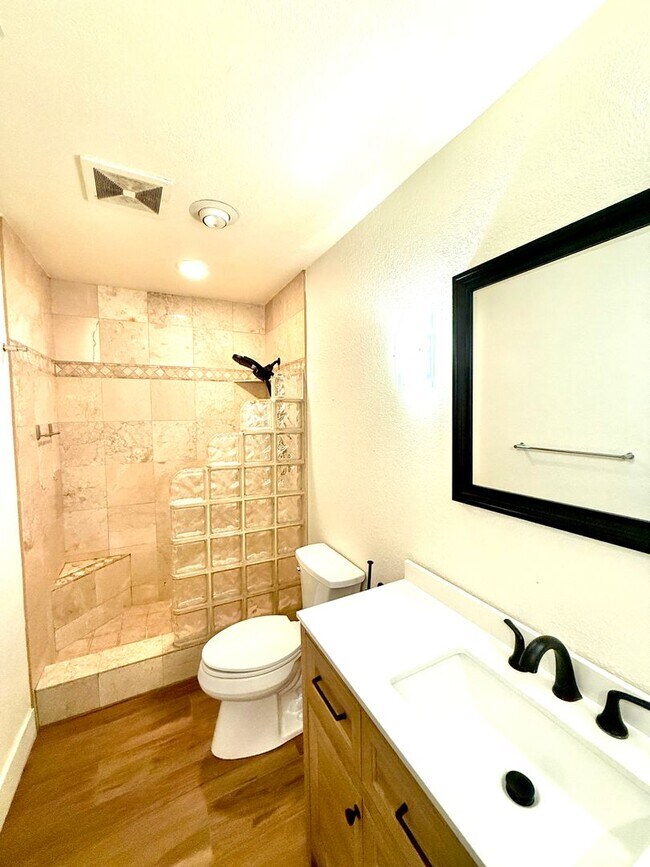 Building Photo - Landau Manor - FANTASTIC 4Br/2ba/3 car garage w/ POOL & SOLAR!