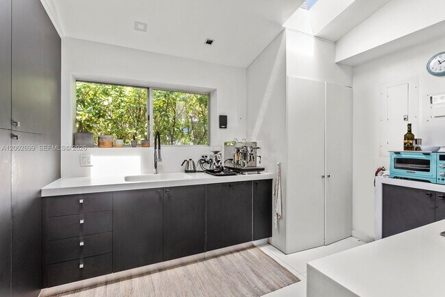 Building Photo - 570 NE 52nd Terrace