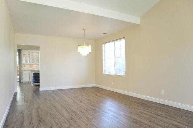 Building Photo - Luxurious 3-bedroom home - beautiful, must...