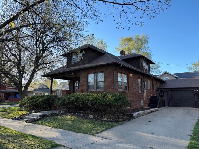 Building Photo - 1002 B St