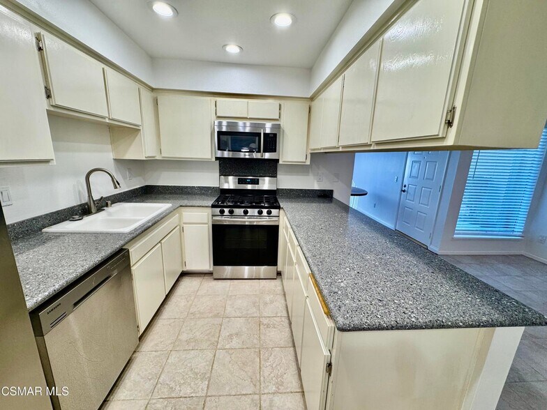 Building Photo - 15266 Campus Park Dr