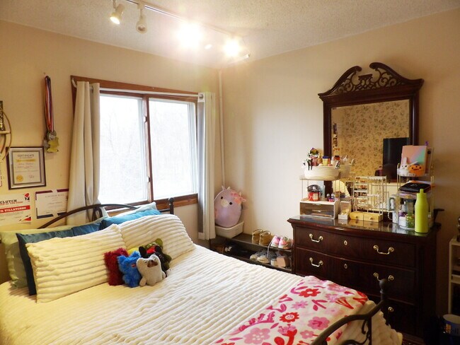 Building Photo - Spacious 3BR + Bonus Room in Inver Grove Heights – Attached Garage & Pet Friendly!