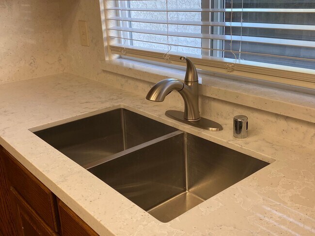 Building Photo - Vacaville 3bed/2bath home! Open floor plan...