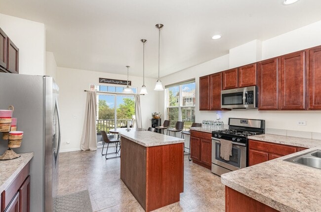Building Photo - Gorgeous 3 Bed Townhome in Orland Park