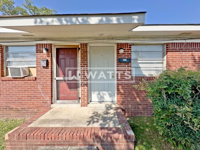 Building Photo - 622 1st St W