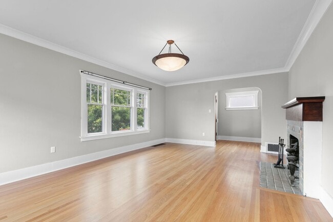 Building Photo - 5Bd/2Ba Seattle Home