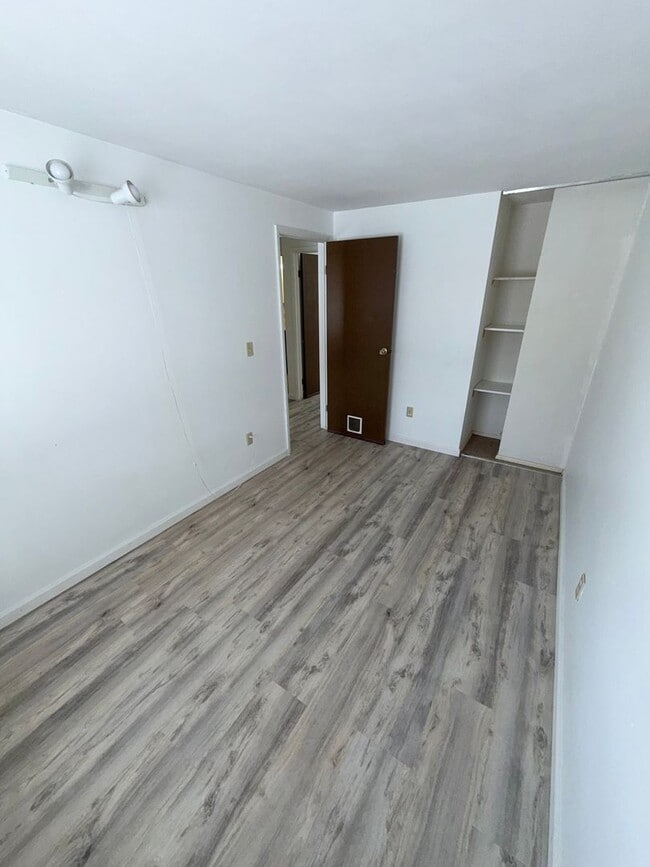 Building Photo - Move- In Ready 3-Bedroom Home in a Desirable Residential Area